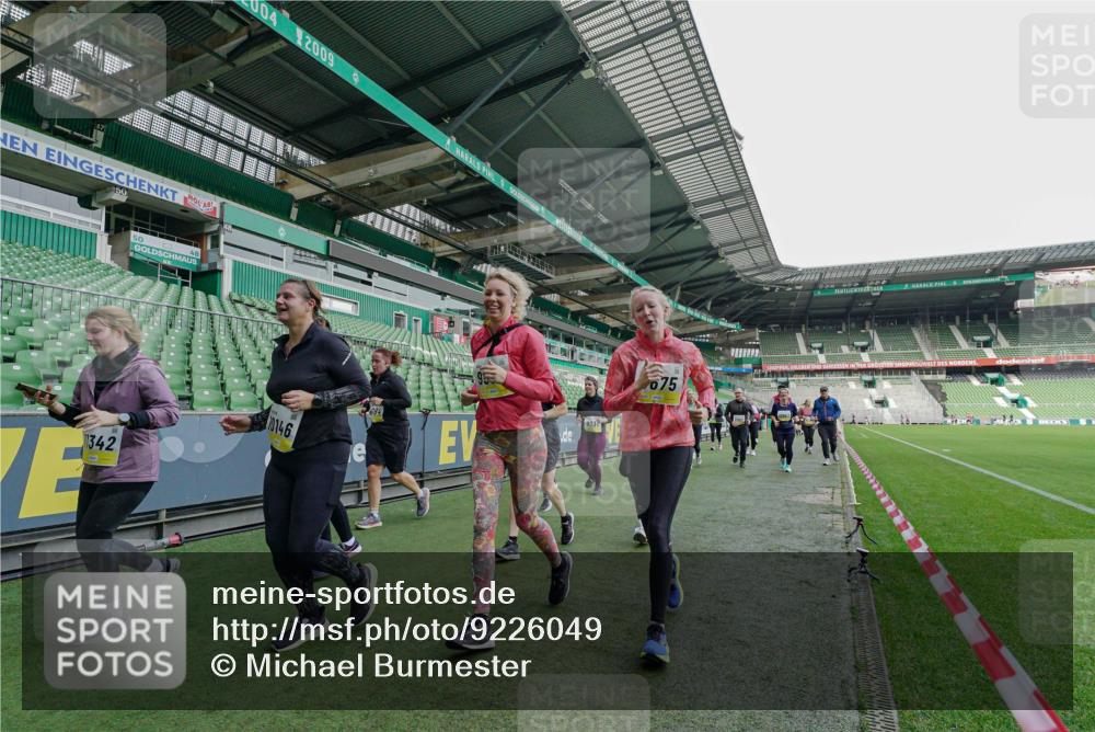 05.10.2025 - 20. swb-Marathon Bremen Michael Burmester http://msf.ph/oto/9226049 05.10.2025 10:43:21 Laufen im Stadion 9185, 9288, 9380, 9476, 9493, 9526, 9561, 9664, 9675, 9726, 9731, 9732, 9734, 9736, 9760, 9784, 9806, 9822, 9823, 9826, 9848, 9861, 9867, 9895, 9912, 10074, 10146, 10183, 10288, 10315, 10316, 10320, 10399, 10433, 10435, 10491, 10512, 10515, 10552, 10596, 10849, 10861, 10962, 10969, 11030, 11073, 11083, 11113, 11157, 11161, 11170, 11215, 11240, 11242, 11285, 11331, 11404, 11536, 8225, 9212, 9276, 9481, 9945, 9972 meine-sportfotos.de