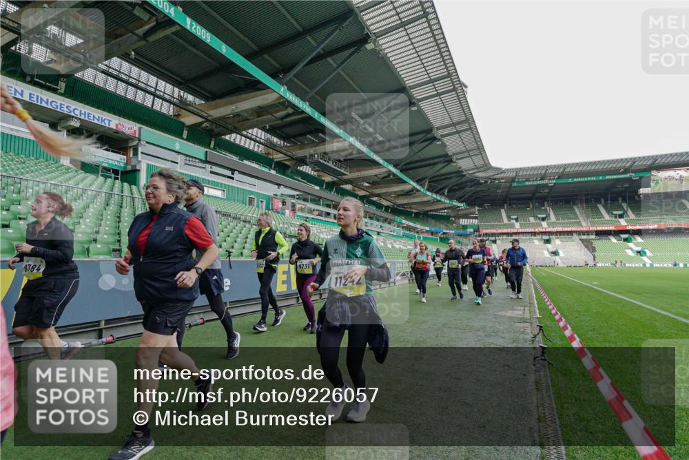 05.10.2025 - 20. swb-Marathon Bremen Michael Burmester http://msf.ph/oto/9226057 05.10.2025 10:43:22 Laufen im Stadion 9185, 9288, 9380, 9476, 9493, 9526, 9561, 9664, 9675, 9726, 9731, 9732, 9734, 9736, 9760, 9784, 9806, 9822, 9823, 9826, 9848, 9861, 9867, 9895, 9912, 10074, 10146, 10183, 10288, 10315, 10316, 10320, 10399, 10433, 10435, 10491, 10512, 10515, 10552, 10596, 10849, 10861, 10962, 10969, 11030, 11073, 11083, 11113, 11157, 11161, 11170, 11215, 11240, 11242, 11285, 11331, 11404, 11536, 8225, 9212, 9276, 9481, 9945, 9972 meine-sportfotos.de