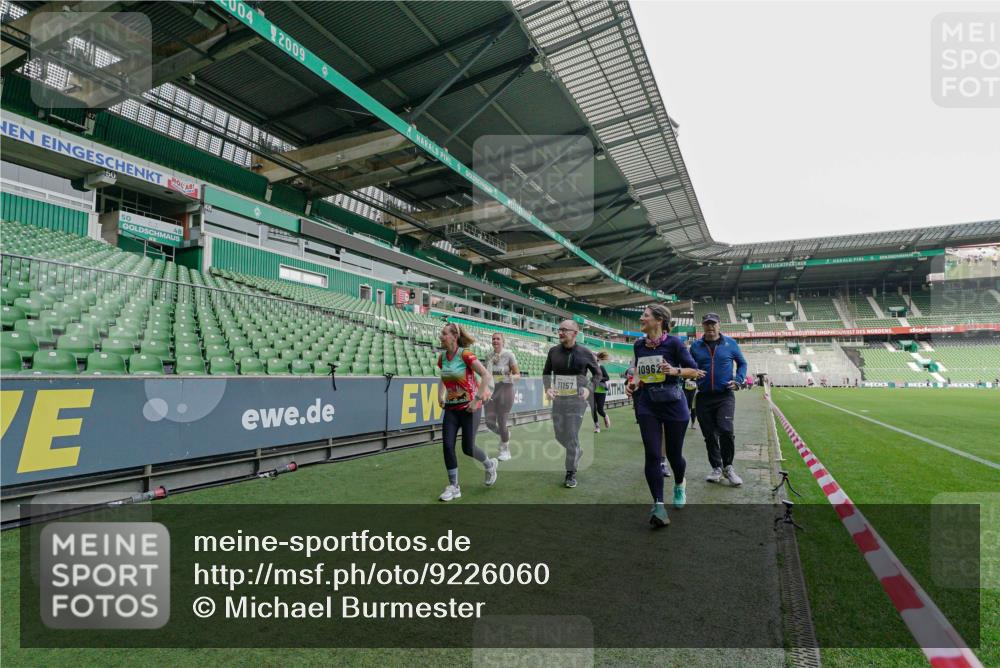 05.10.2025 - 20. swb-Marathon Bremen Michael Burmester http://msf.ph/oto/9226060 05.10.2025 10:43:25 Laufen im Stadion 9185, 9288, 9380, 9476, 9493, 9526, 9561, 9664, 9675, 9726, 9731, 9732, 9734, 9736, 9760, 9784, 9806, 9822, 9823, 9826, 9848, 9861, 9867, 9895, 9911, 9912, 9984, 10146, 10183, 10288, 10315, 10316, 10320, 10399, 10433, 10435, 10491, 10512, 10515, 10552, 10596, 10849, 10861, 10962, 10969, 11030, 11073, 11083, 11113, 11157, 11161, 11170, 11215, 11240, 11242, 11285, 11331, 11345, 11404, 11536, 8225, 9212, 9276, 9481, 9945 meine-sportfotos.de