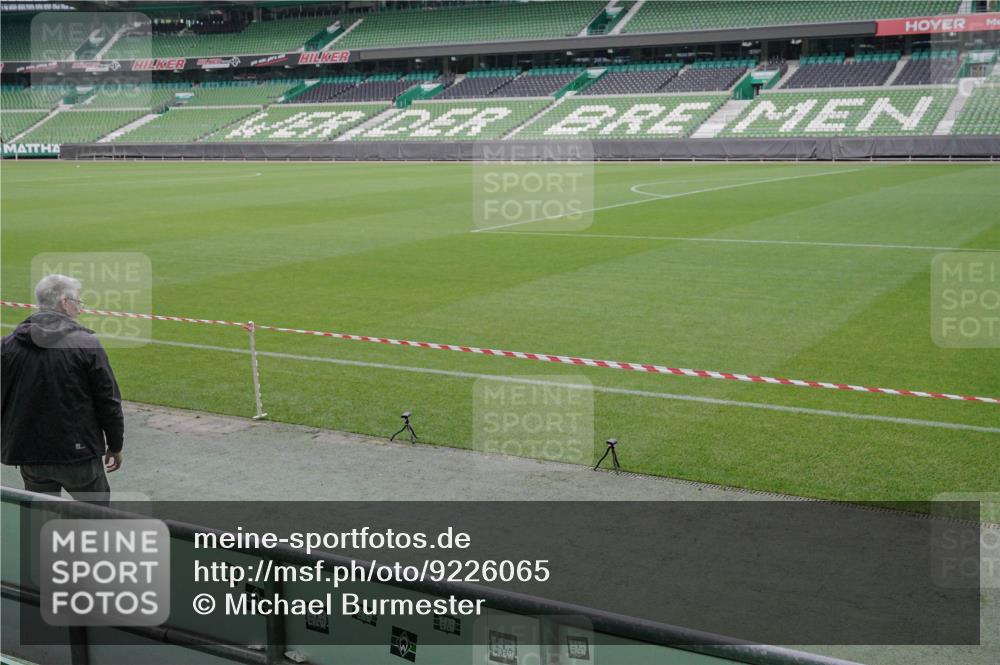 05.10.2025 - 20. swb-Marathon Bremen Michael Burmester http://msf.ph/oto/9226065 05.10.2025 10:06:31 Laufen im Stadion  meine-sportfotos.de