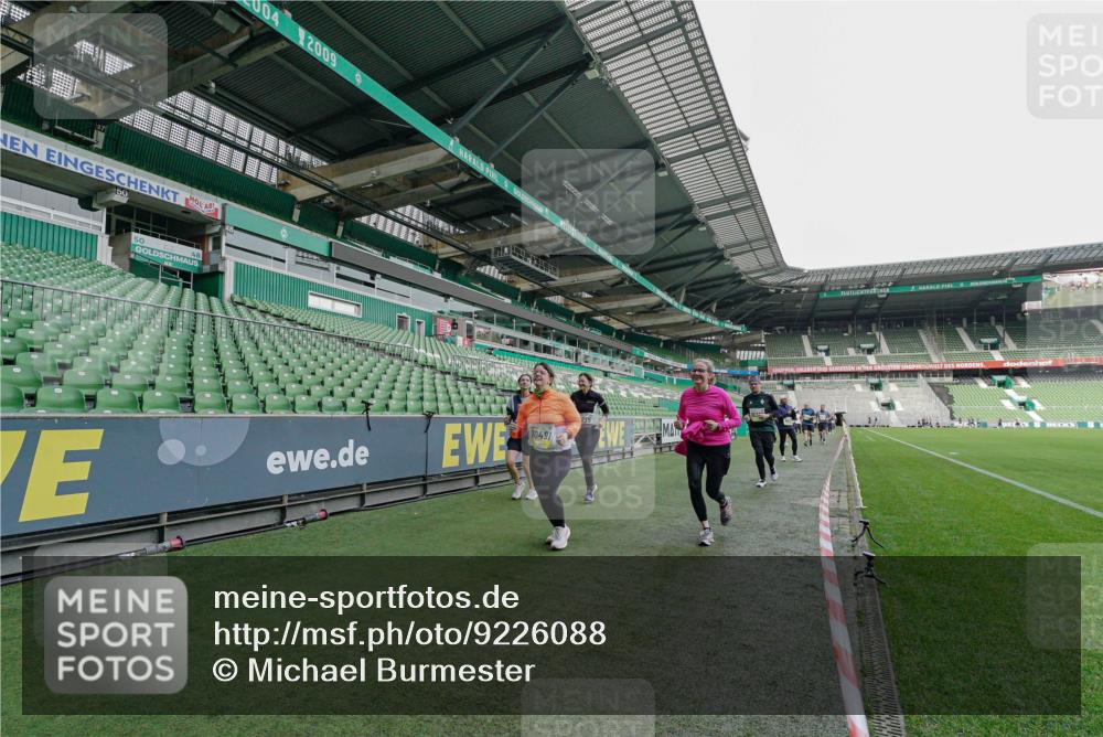 05.10.2025 - 20. swb-Marathon Bremen Michael Burmester http://msf.ph/oto/9226088 05.10.2025 10:43:49 Laufen im Stadion 9011, 9273, 9373, 9374, 9380, 9386, 9453, 9470, 9561, 9724, 9819, 9848, 9867, 9895, 9911, 9984, 10036, 10040, 10183, 10280, 10288, 10315, 10320, 10399, 10433, 10435, 10440, 10441, 10442, 10448, 10491, 10512, 10515, 10540, 10552, 10574, 10596, 10705, 10707, 10831, 10839, 10849, 10969, 11027, 11088, 11113, 11135, 11161, 11191, 11204, 11242, 11285, 11331, 11345, 11381, 11388, 11404, 11536, 11539, 11548, 9493, 9526, 9675, 9731, 9732, 9784, 10316, 10962 meine-sportfotos.de