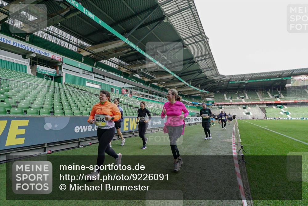 05.10.2025 - 20. swb-Marathon Bremen Michael Burmester http://msf.ph/oto/9226091 05.10.2025 10:43:50 Laufen im Stadion 9011, 9273, 9373, 9374, 9380, 9386, 9453, 9470, 9561, 9724, 9819, 9848, 9867, 9895, 9911, 9984, 10036, 10040, 10183, 10280, 10288, 10315, 10320, 10399, 10433, 10435, 10440, 10441, 10442, 10448, 10491, 10512, 10515, 10540, 10552, 10574, 10596, 10705, 10707, 10831, 10839, 10849, 11027, 11088, 11113, 11135, 11191, 11204, 11285, 11331, 11345, 11381, 11388, 11404, 11536, 11539, 11548, 9493, 9526, 9675, 9731, 9732, 9784, 10316, 10433, 10962 meine-sportfotos.de