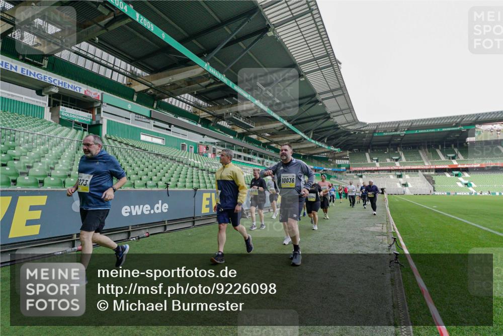 05.10.2025 - 20. swb-Marathon Bremen Michael Burmester http://msf.ph/oto/9226098 05.10.2025 10:44:00 Laufen im Stadion 8844, 9011, 9273, 9373, 9374, 9380, 9386, 9453, 9470, 9561, 9724, 9819, 9895, 9911, 9984, 10036, 10040, 10183, 10280, 10288, 10320, 10355, 10364, 10399, 10435, 10440, 10441, 10442, 10448, 10491, 10512, 10515, 10540, 10552, 10574, 10705, 10707, 10831, 10839, 11027, 11088, 11113, 11135, 11191, 11204, 11252, 11318, 11331, 11345, 11381, 11388, 11539, 11548, 11560, 9493, 9526, 9675, 9731, 9732, 9784, 9848, 9867, 10315, 10316, 10433, 10962 meine-sportfotos.de