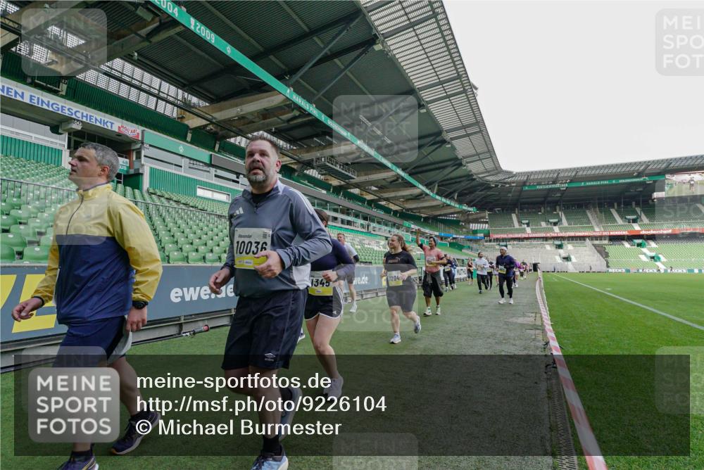 05.10.2025 - 20. swb-Marathon Bremen Michael Burmester http://msf.ph/oto/9226104 05.10.2025 10:44:01 Laufen im Stadion 8844, 9011, 9273, 9373, 9374, 9380, 9386, 9453, 9470, 9561, 9724, 9819, 9895, 9911, 9984, 10036, 10040, 10183, 10280, 10288, 10320, 10355, 10364, 10399, 10435, 10440, 10441, 10442, 10448, 10491, 10512, 10515, 10540, 10552, 10574, 10705, 10707, 10831, 10839, 11027, 11088, 11113, 11135, 11191, 11204, 11252, 11318, 11345, 11381, 11388, 11539, 11548, 11560, 9493, 9526, 9675, 9731, 9732, 9784, 9848, 9867, 10315, 10316, 10433, 10962 meine-sportfotos.de