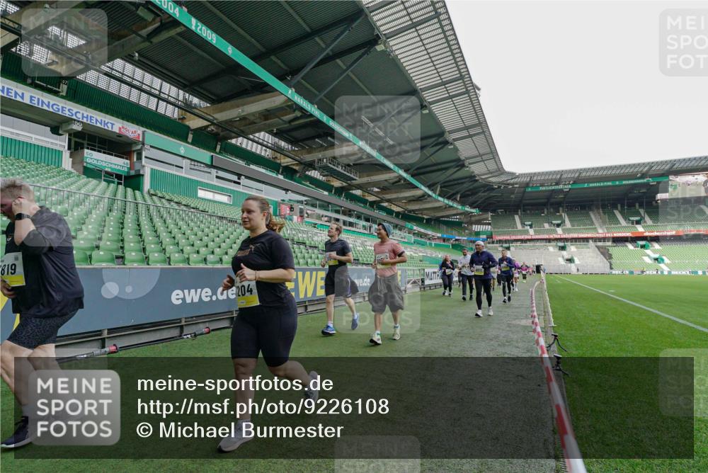 05.10.2025 - 20. swb-Marathon Bremen Michael Burmester http://msf.ph/oto/9226108 05.10.2025 10:44:03 Laufen im Stadion 8844, 9011, 9273, 9373, 9374, 9380, 9386, 9453, 9470, 9561, 9724, 9819, 9895, 9911, 9984, 10036, 10040, 10183, 10280, 10288, 10320, 10355, 10364, 10399, 10435, 10440, 10441, 10442, 10448, 10491, 10512, 10515, 10540, 10552, 10574, 10705, 10707, 10831, 10839, 11027, 11088, 11135, 11191, 11204, 11252, 11318, 11345, 11381, 11388, 11539, 11548, 11560, 9493, 9526, 9675, 9731, 9732, 9784, 9848, 9867, 10315, 10316, 10433, 10962 meine-sportfotos.de