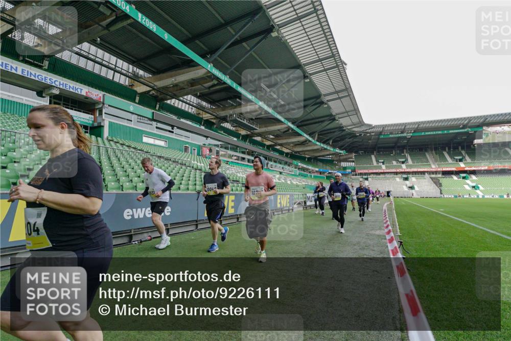 05.10.2025 - 20. swb-Marathon Bremen Michael Burmester http://msf.ph/oto/9226111 05.10.2025 10:44:03 Laufen im Stadion 8844, 9011, 9273, 9373, 9374, 9380, 9386, 9453, 9470, 9561, 9724, 9819, 9895, 9911, 9984, 10036, 10040, 10183, 10280, 10288, 10320, 10355, 10364, 10399, 10435, 10440, 10441, 10442, 10448, 10491, 10512, 10515, 10540, 10552, 10574, 10705, 10707, 10831, 10839, 11027, 11088, 11135, 11191, 11204, 11252, 11318, 11345, 11381, 11388, 11539, 11548, 11560, 9493, 9526, 9675, 9731, 9732, 9784, 9848, 9867, 10315, 10316, 10433, 10962 meine-sportfotos.de