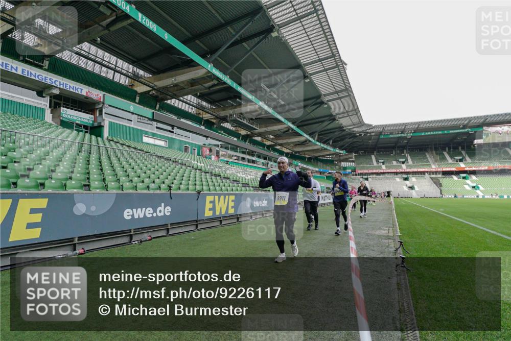 05.10.2025 - 20. swb-Marathon Bremen Michael Burmester http://msf.ph/oto/9226117 05.10.2025 10:44:05 Laufen im Stadion 8844, 9011, 9273, 9373, 9374, 9380, 9386, 9453, 9470, 9561, 9572, 9724, 9819, 9895, 9911, 9984, 10036, 10040, 10280, 10288, 10320, 10355, 10364, 10435, 10440, 10441, 10442, 10448, 10491, 10512, 10515, 10540, 10552, 10574, 10665, 10705, 10707, 10831, 10839, 11027, 11088, 11135, 11191, 11204, 11252, 11318, 11345, 11381, 11388, 11539, 11548, 11560, 9493, 9526, 9675, 9731, 9732, 9784, 9848, 9867, 10183, 10315, 10316, 10399, 10433, 10962 meine-sportfotos.de