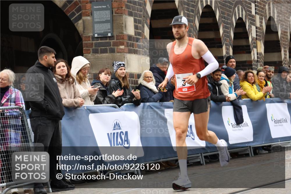 05.10.2025 - 20. swb-Marathon Bremen Strokosch-Dieckow http://msf.ph/oto/9226120 05.10.2025 12:20:43 Ziel 3 meine-sportfotos.de
