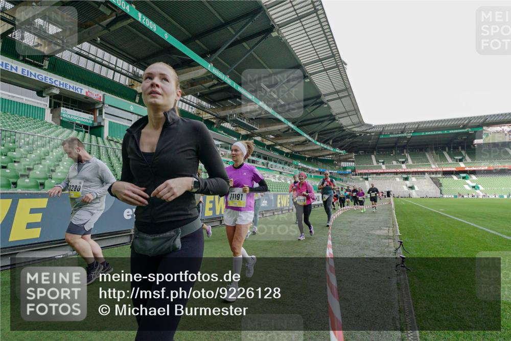 05.10.2025 - 20. swb-Marathon Bremen Michael Burmester http://msf.ph/oto/9226128 05.10.2025 10:44:10 Laufen im Stadion 7007, 8844, 9011, 9273, 9303, 9373, 9374, 9380, 9386, 9453, 9470, 9479, 9572, 9667, 9724, 9819, 9895, 9911, 9984, 10036, 10040, 10280, 10288, 10320, 10355, 10364, 10440, 10441, 10442, 10448, 10491, 10512, 10540, 10552, 10574, 10665, 10705, 10707, 10831, 10839, 10984, 11027, 11072, 11088, 11135, 11191, 11204, 11252, 11318, 11345, 11381, 11385, 11388, 11448, 11539, 11548, 11560, 11568, 11635, 9561, 9848, 9867, 10183, 10315, 10399, 10433, 10435 meine-sportfotos.de