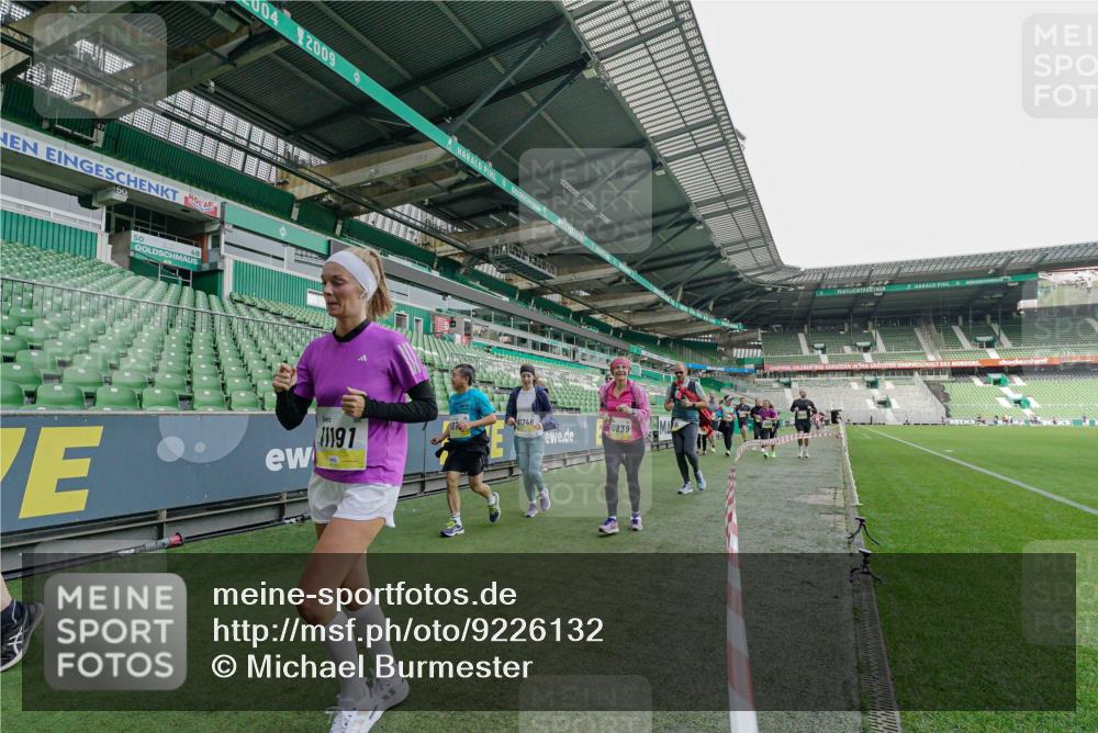05.10.2025 - 20. swb-Marathon Bremen Michael Burmester http://msf.ph/oto/9226132 05.10.2025 10:44:11 Laufen im Stadion 7007, 8844, 9011, 9273, 9303, 9373, 9374, 9380, 9386, 9453, 9470, 9479, 9572, 9667, 9724, 9819, 9895, 9911, 9984, 10036, 10040, 10273, 10280, 10288, 10320, 10355, 10364, 10440, 10441, 10442, 10448, 10491, 10512, 10540, 10552, 10574, 10665, 10705, 10707, 10831, 10839, 10984, 11027, 11072, 11088, 11135, 11191, 11204, 11252, 11318, 11345, 11381, 11385, 11388, 11448, 11539, 11548, 11560, 11568, 11635, 9561, 9848, 9867, 10183, 10315, 10399, 10435 meine-sportfotos.de