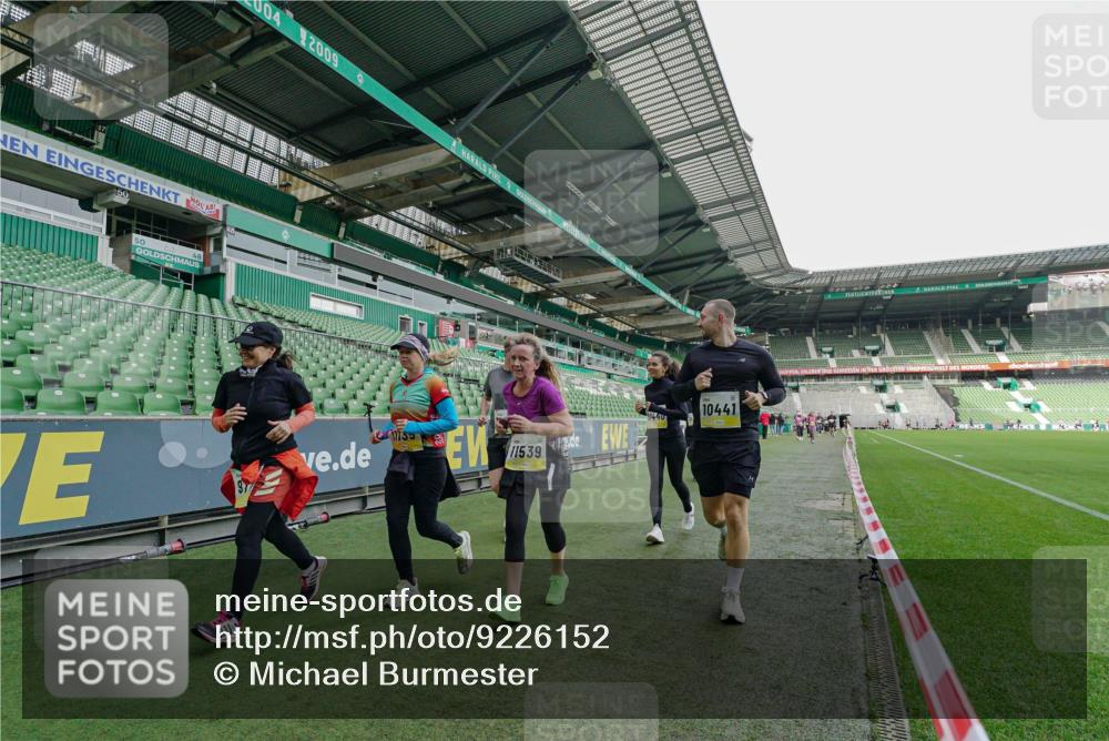 05.10.2025 - 20. swb-Marathon Bremen Michael Burmester http://msf.ph/oto/9226152 05.10.2025 10:44:17 Laufen im Stadion 7007, 8844, 9011, 9012, 9273, 9303, 9373, 9374, 9380, 9386, 9453, 9470, 9479, 9572, 9631, 9667, 9724, 9819, 9895, 9911, 9984, 10036, 10040, 10273, 10280, 10288, 10320, 10355, 10364, 10440, 10441, 10442, 10448, 10540, 10574, 10665, 10705, 10707, 10831, 10839, 10984, 11027, 11072, 11088, 11135, 11191, 11204, 11252, 11318, 11345, 11381, 11385, 11388, 11448, 11539, 11544, 11548, 11560, 11568, 11635, 9380, 9561, 9867, 10183, 10315, 10399, 10435, 10512, 10552 meine-sportfotos.de