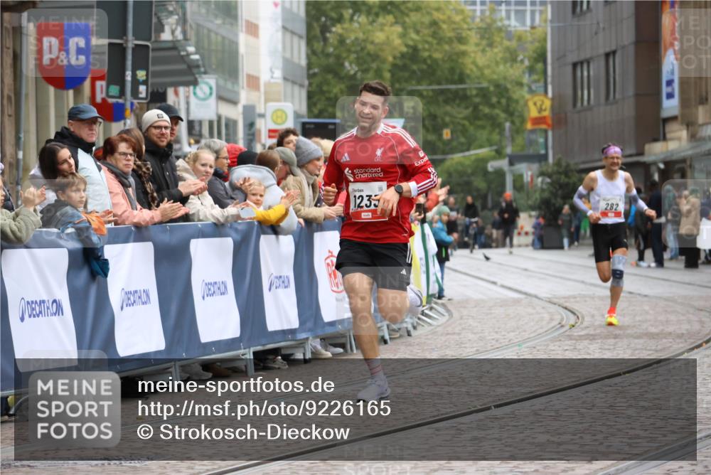 05.10.2025 - 20. swb-Marathon Bremen Strokosch-Dieckow http://msf.ph/oto/9226165 05.10.2025 12:20:57 Ziel 282, 1233 meine-sportfotos.de