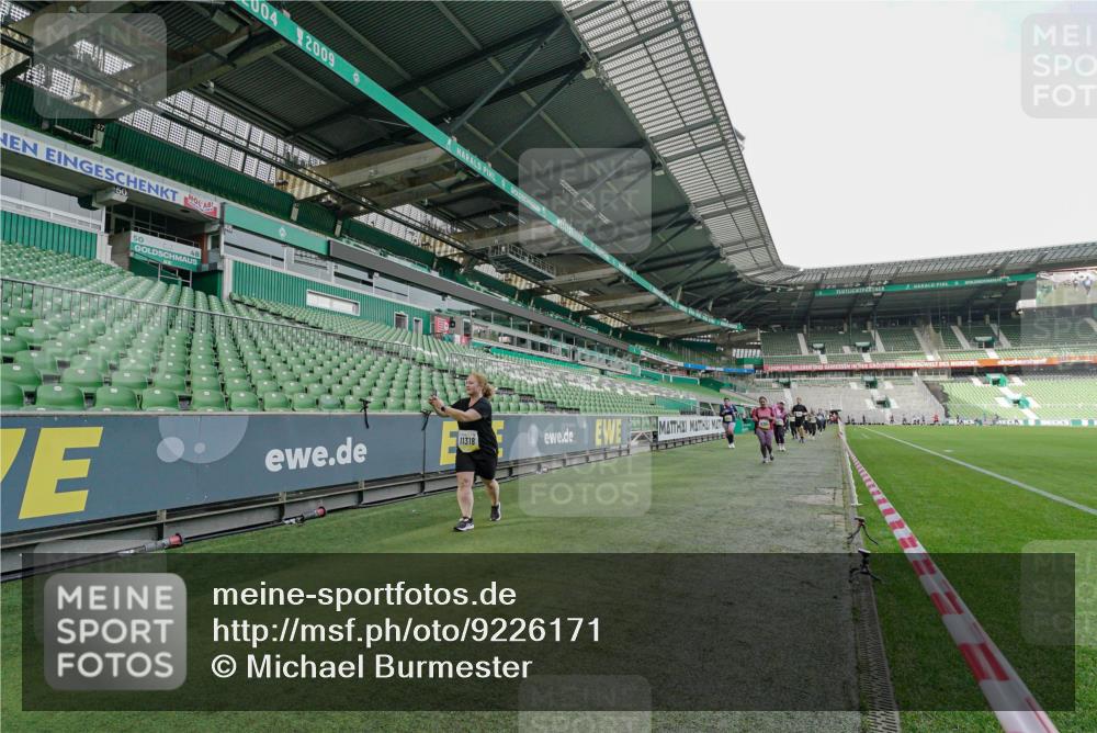 05.10.2025 - 20. swb-Marathon Bremen Michael Burmester http://msf.ph/oto/9226171 05.10.2025 10:44:26 Laufen im Stadion 7007, 8844, 9011, 9012, 9273, 9303, 9373, 9374, 9386, 9453, 9470, 9479, 9567, 9572, 9631, 9667, 9724, 9819, 9899, 10036, 10040, 10273, 10280, 10355, 10364, 10440, 10441, 10442, 10448, 10540, 10574, 10665, 10705, 10707, 10831, 10839, 10984, 11027, 11060, 11072, 11088, 11135, 11191, 11204, 11252, 11293, 11318, 11381, 11385, 11388, 11448, 11539, 11544, 11548, 11557, 11560, 11568, 11635, 9273, 9380, 9561, 9819, 9895, 9911, 9984, 10288, 10320, 10435, 10512, 10552 meine-sportfotos.de