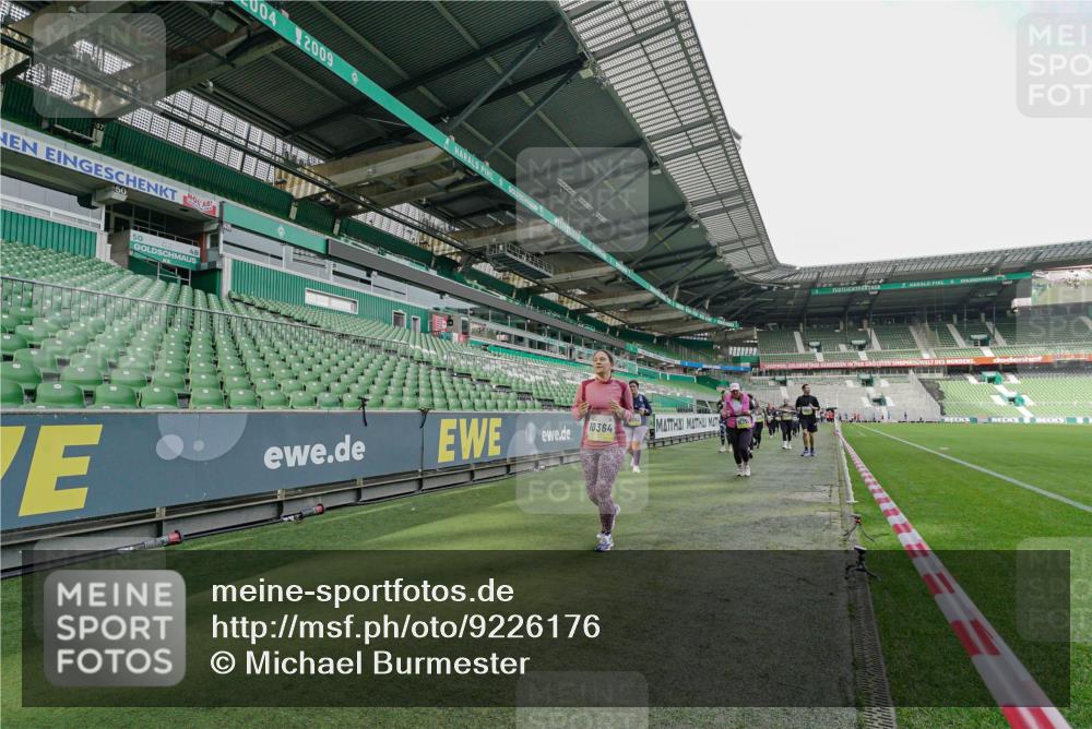 05.10.2025 - 20. swb-Marathon Bremen Michael Burmester http://msf.ph/oto/9226176 05.10.2025 10:44:31 Laufen im Stadion 7007, 8844, 9011, 9012, 9264, 9303, 9373, 9374, 9386, 9453, 9470, 9479, 9567, 9572, 9631, 9667, 9724, 9899, 9970, 10040, 10273, 10280, 10355, 10364, 10440, 10441, 10442, 10448, 10574, 10665, 10705, 10707, 10839, 10984, 11027, 11060, 11072, 11135, 11191, 11252, 11293, 11318, 11381, 11385, 11388, 11448, 11539, 11544, 11557, 11560, 11568, 11635, 9273, 9380, 9819, 9895, 9911, 9984, 10036, 10288, 10320, 10512, 10552 meine-sportfotos.de