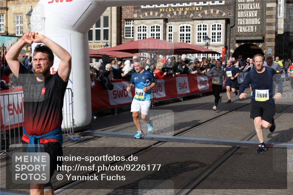05.10.2025 - 20. swb-Marathon Bremen Yannick Fuchs http://msf.ph/oto/9226177 05.10.2025 10:57:23 Ziel 9292, 9450, 9489, 9577, 9844, 9947, 10169, 10293, 10545, 10657, 10917, 11015, 11138, 11202, 11434, 11596, 11686 meine-sportfotos.de