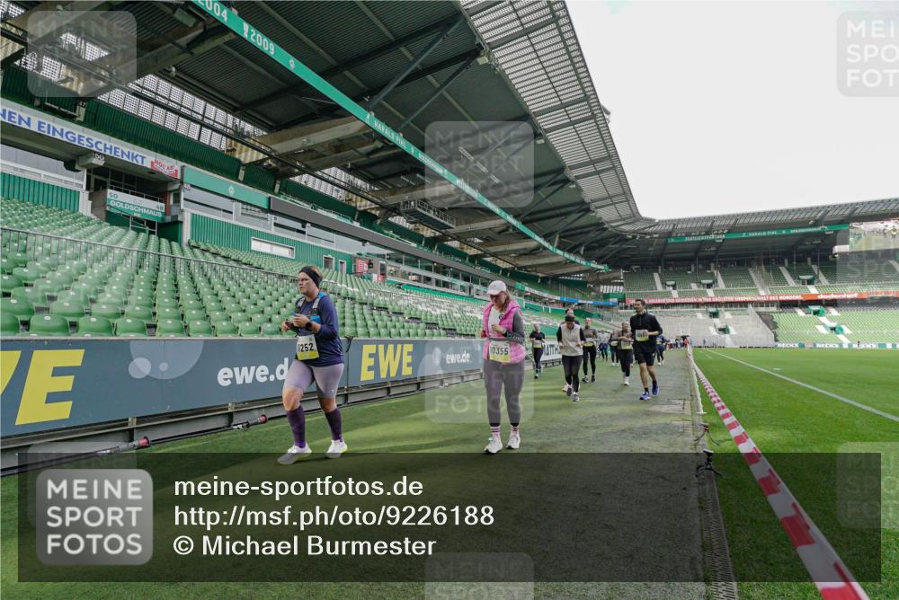 05.10.2025 - 20. swb-Marathon Bremen Michael Burmester http://msf.ph/oto/9226188 05.10.2025 10:44:34 Laufen im Stadion 7007, 8844, 9011, 9012, 9264, 9303, 9373, 9374, 9386, 9453, 9479, 9567, 9572, 9631, 9667, 9724, 9767, 9768, 9899, 9970, 10114, 10115, 10273, 10280, 10355, 10364, 10440, 10441, 10442, 10574, 10647, 10665, 10707, 10839, 10846, 10984, 11027, 11060, 11072, 11135, 11191, 11252, 11293, 11318, 11381, 11385, 11448, 11539, 11544, 11557, 11560, 11568, 11635, 9273, 9380, 9470, 9819, 9895, 9911, 9984, 10036, 10288, 10320, 10552 meine-sportfotos.de