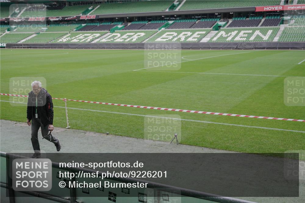 05.10.2025 - 20. swb-Marathon Bremen Michael Burmester http://msf.ph/oto/9226201 05.10.2025 10:08:58 Laufen im Stadion  meine-sportfotos.de