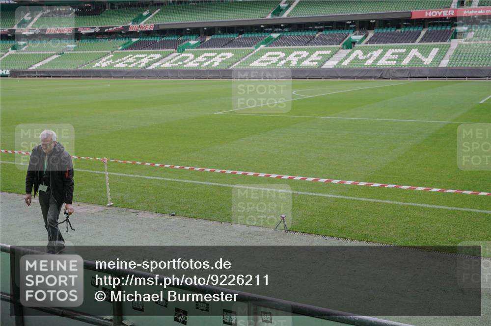 05.10.2025 - 20. swb-Marathon Bremen Michael Burmester http://msf.ph/oto/9226211 05.10.2025 10:08:58 Laufen im Stadion  meine-sportfotos.de