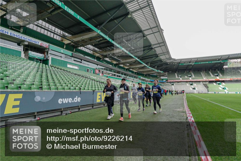 05.10.2025 - 20. swb-Marathon Bremen Michael Burmester http://msf.ph/oto/9226214 05.10.2025 10:44:42 Laufen im Stadion 7007, 7109, 8844, 9012, 9264, 9303, 9342, 9373, 9374, 9441, 9453, 9479, 9567, 9572, 9631, 9667, 9767, 9768, 9899, 9948, 9970, 10114, 10115, 10190, 10273, 10339, 10340, 10355, 10364, 10379, 10440, 10441, 10442, 10622, 10647, 10665, 10846, 10984, 11060, 11072, 11085, 11117, 11118, 11139, 11252, 11293, 11318, 11367, 11378, 11381, 11385, 11407, 11448, 11544, 11557, 11560, 11568, 11635, 9011, 9273, 9373, 9374, 9386, 9470, 9819, 9911, 9984, 10036 meine-sportfotos.de