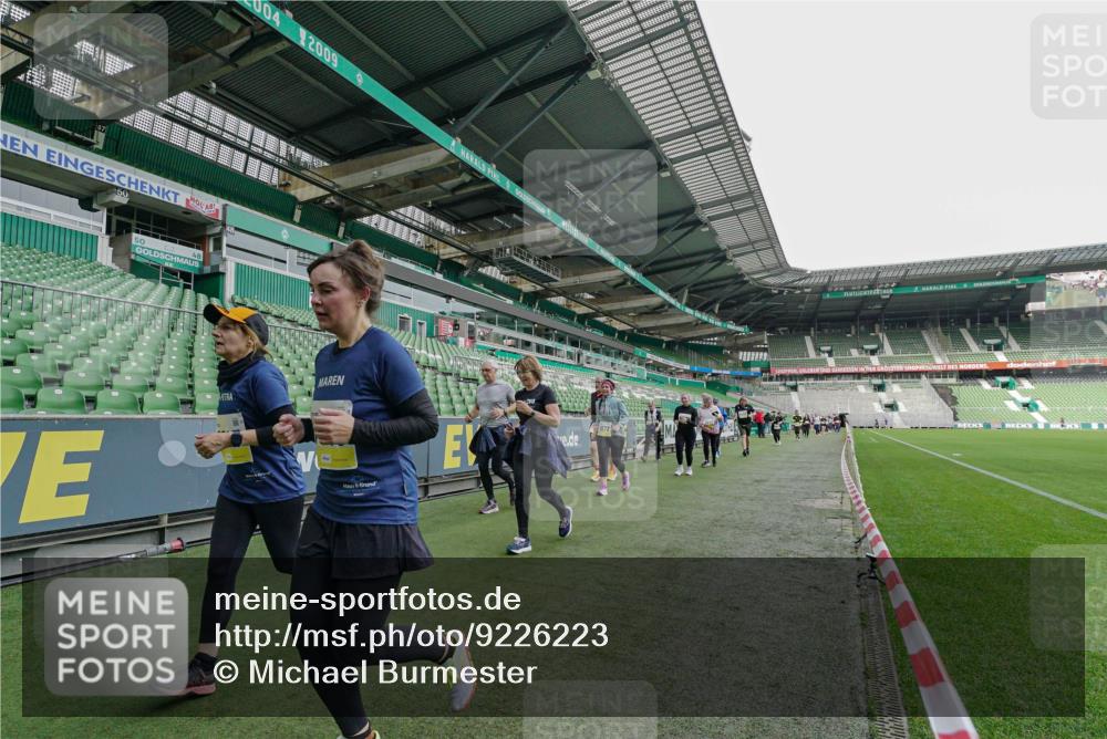 05.10.2025 - 20. swb-Marathon Bremen Michael Burmester http://msf.ph/oto/9226223 05.10.2025 10:44:44 Laufen im Stadion 7007, 7109, 7110, 8844, 9012, 9264, 9303, 9342, 9441, 9453, 9479, 9567, 9572, 9631, 9667, 9767, 9768, 9899, 9948, 9970, 10114, 10115, 10190, 10273, 10282, 10292, 10339, 10340, 10355, 10364, 10379, 10440, 10441, 10442, 10622, 10647, 10665, 10846, 10957, 10984, 11060, 11072, 11085, 11117, 11118, 11139, 11252, 11264, 11293, 11318, 11367, 11378, 11381, 11385, 11407, 11448, 11544, 11557, 11560, 11568, 11635, 9011, 9273, 9373, 9374, 9386, 9470, 9819, 9984, 10036 meine-sportfotos.de