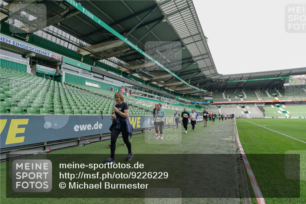 05.10.2025 - 20. swb-Marathon Bremen Michael Burmester http://msf.ph/oto/9226229 05.10.2025 10:44:45 Laufen im Stadion 7007, 7109, 7110, 8476, 8844, 9012, 9264, 9303, 9342, 9441, 9453, 9479, 9567, 9572, 9631, 9667, 9767, 9768, 9899, 9948, 9970, 10114, 10115, 10190, 10273, 10282, 10292, 10339, 10340, 10355, 10364, 10379, 10622, 10647, 10665, 10846, 10957, 10984, 11060, 11072, 11085, 11117, 11118, 11139, 11252, 11264, 11293, 11318, 11367, 11375, 11378, 11381, 11385, 11407, 11448, 11544, 11557, 11560, 11568, 11635, 9011, 9273, 9373, 9374, 9386, 9470, 9819, 10036 meine-sportfotos.de