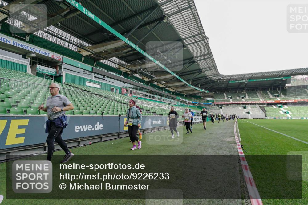 05.10.2025 - 20. swb-Marathon Bremen Michael Burmester http://msf.ph/oto/9226233 05.10.2025 10:44:46 Laufen im Stadion 7007, 7109, 7110, 8476, 8844, 9012, 9242, 9264, 9303, 9342, 9441, 9453, 9479, 9567, 9572, 9631, 9667, 9767, 9768, 9899, 9948, 9970, 10114, 10115, 10190, 10273, 10282, 10292, 10339, 10340, 10355, 10364, 10379, 10622, 10647, 10665, 10846, 10957, 10984, 11060, 11072, 11085, 11117, 11118, 11139, 11252, 11264, 11293, 11318, 11367, 11375, 11378, 11381, 11385, 11407, 11448, 11544, 11557, 11560, 11568, 11635, 9011, 9273, 9373, 9374, 9386, 9470, 9819, 10036 meine-sportfotos.de