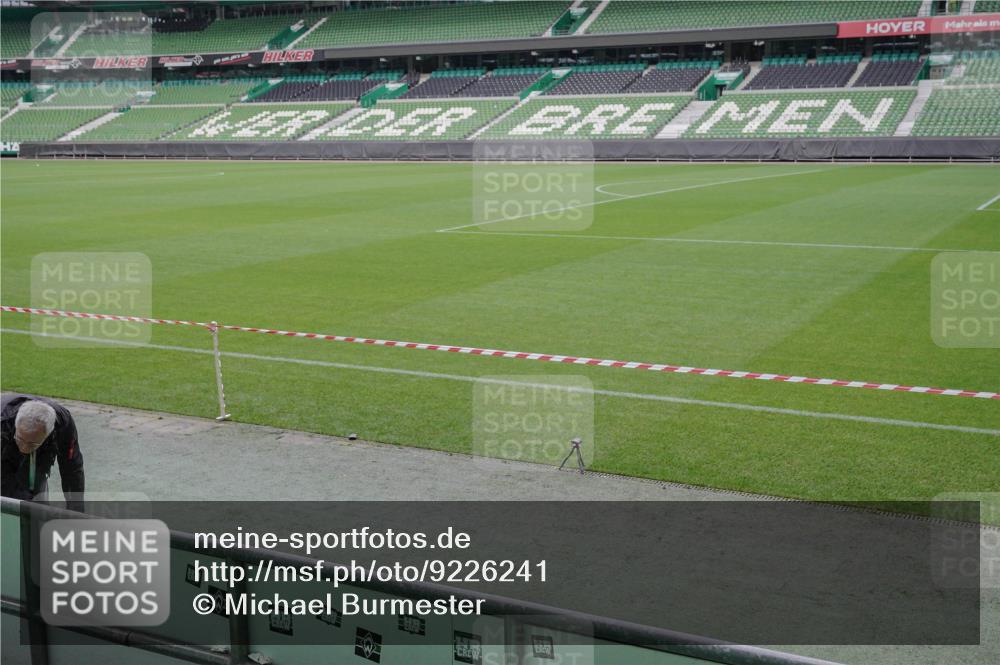 05.10.2025 - 20. swb-Marathon Bremen Michael Burmester http://msf.ph/oto/9226241 05.10.2025 10:09:02 Laufen im Stadion  meine-sportfotos.de