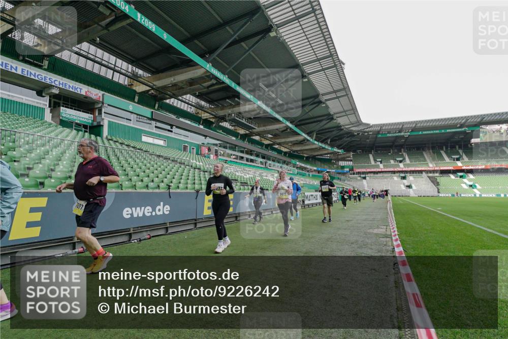 05.10.2025 - 20. swb-Marathon Bremen Michael Burmester http://msf.ph/oto/9226242 05.10.2025 10:44:48 Laufen im Stadion 7007, 7109, 7110, 8476, 8844, 9012, 9242, 9264, 9303, 9342, 9441, 9453, 9479, 9567, 9572, 9631, 9667, 9756, 9767, 9768, 9899, 9948, 9970, 10114, 10115, 10190, 10273, 10282, 10292, 10339, 10340, 10355, 10364, 10379, 10622, 10647, 10665, 10671, 10842, 10846, 10957, 10984, 11060, 11072, 11085, 11117, 11118, 11139, 11252, 11264, 11293, 11318, 11367, 11375, 11378, 11381, 11385, 11407, 11448, 11544, 11557, 11560, 11568, 11635, 9011, 9373, 9374, 9386, 9453, 9470, 10036 meine-sportfotos.de