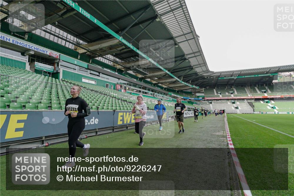 05.10.2025 - 20. swb-Marathon Bremen Michael Burmester http://msf.ph/oto/9226247 05.10.2025 10:44:49 Laufen im Stadion 7007, 7109, 7110, 8476, 8844, 9012, 9242, 9264, 9303, 9342, 9441, 9479, 9567, 9572, 9631, 9667, 9756, 9767, 9768, 9899, 9948, 9970, 10114, 10115, 10190, 10273, 10282, 10292, 10339, 10340, 10355, 10364, 10379, 10622, 10647, 10665, 10671, 10752, 10808, 10842, 10846, 10957, 10984, 11060, 11072, 11085, 11117, 11118, 11139, 11252, 11264, 11293, 11318, 11367, 11375, 11378, 11381, 11385, 11407, 11448, 11544, 11557, 11560, 11568, 11635, 9011, 9373, 9374, 9386, 9453, 9470 meine-sportfotos.de