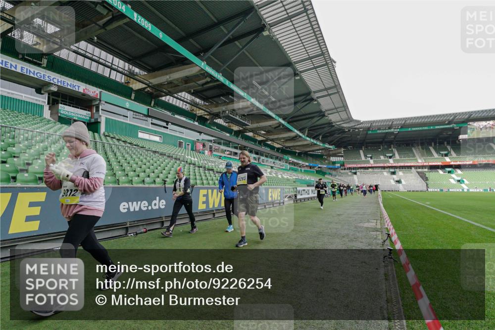 05.10.2025 - 20. swb-Marathon Bremen Michael Burmester http://msf.ph/oto/9226254 05.10.2025 10:44:50 Laufen im Stadion 7007, 7109, 7110, 8476, 8844, 9012, 9242, 9264, 9303, 9342, 9441, 9479, 9567, 9572, 9631, 9667, 9756, 9767, 9768, 9899, 9948, 9970, 10114, 10115, 10190, 10273, 10282, 10292, 10339, 10340, 10355, 10364, 10379, 10622, 10647, 10665, 10671, 10752, 10808, 10842, 10846, 10957, 10984, 11060, 11072, 11085, 11117, 11118, 11139, 11252, 11264, 11293, 11318, 11367, 11375, 11378, 11385, 11407, 11448, 11544, 11557, 11560, 11568, 11635, 9011, 9373, 9374, 9386, 9453, 9470 meine-sportfotos.de