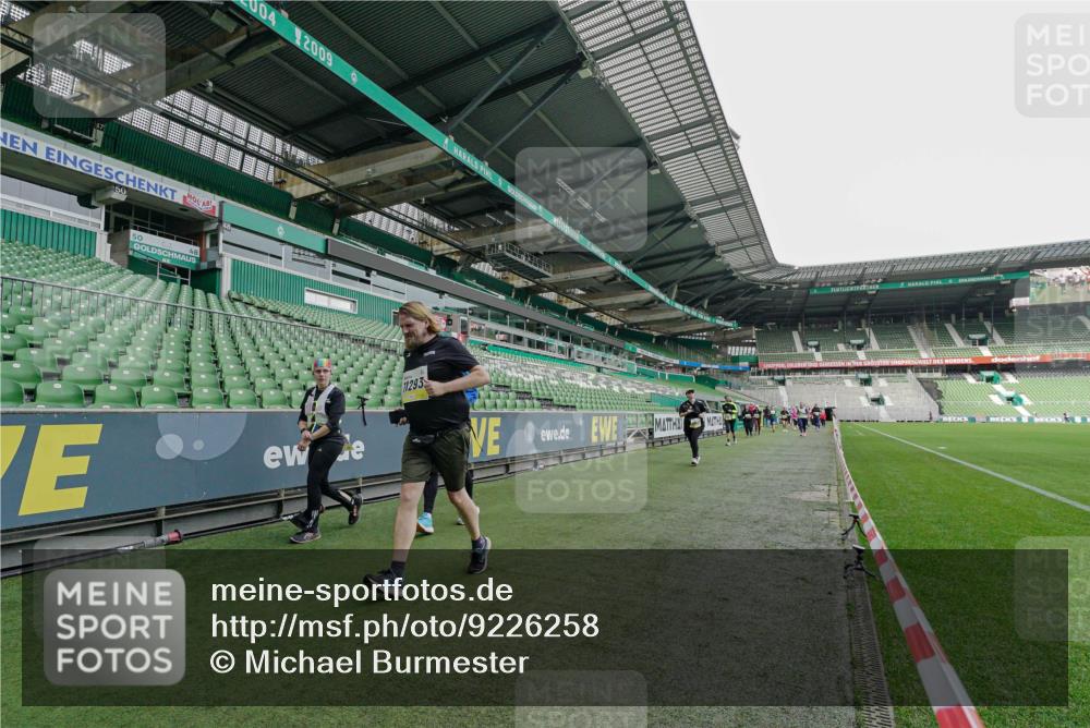 05.10.2025 - 20. swb-Marathon Bremen Michael Burmester http://msf.ph/oto/9226258 05.10.2025 10:44:50 Laufen im Stadion 7007, 7109, 7110, 8476, 8844, 9012, 9242, 9264, 9303, 9342, 9441, 9479, 9567, 9572, 9631, 9667, 9756, 9767, 9768, 9899, 9948, 9970, 10114, 10115, 10190, 10273, 10282, 10292, 10339, 10340, 10355, 10364, 10379, 10622, 10647, 10665, 10671, 10752, 10808, 10842, 10846, 10957, 10984, 11060, 11072, 11085, 11117, 11118, 11139, 11252, 11264, 11293, 11318, 11367, 11375, 11378, 11385, 11407, 11448, 11544, 11557, 11560, 11568, 11635, 9011, 9373, 9374, 9386, 9453, 9470 meine-sportfotos.de
