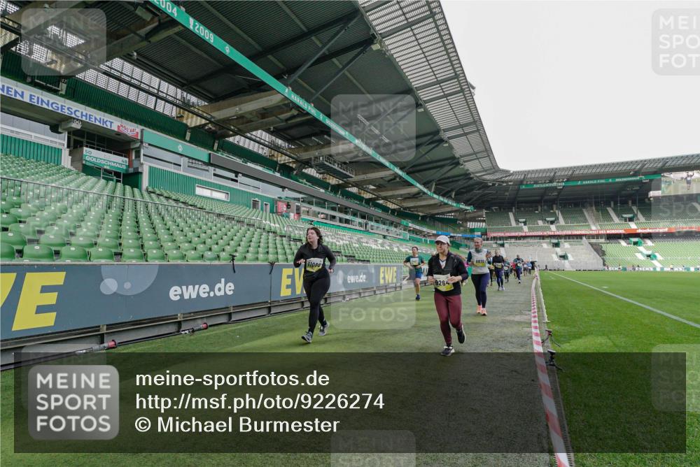 05.10.2025 - 20. swb-Marathon Bremen Michael Burmester http://msf.ph/oto/9226274 05.10.2025 10:45:02 Laufen im Stadion 7007, 7109, 7110, 8476, 9012, 9242, 9264, 9303, 9342, 9441, 9479, 9567, 9572, 9631, 9667, 9756, 9767, 9768, 9899, 9948, 9970, 10000, 10114, 10115, 10190, 10273, 10282, 10292, 10339, 10340, 10379, 10622, 10647, 10665, 10671, 10752, 10808, 10842, 10846, 10957, 10984, 11060, 11072, 11085, 11117, 11118, 11139, 11264, 11293, 11367, 11375, 11378, 11385, 11407, 11448, 11541, 11544, 11557, 11568, 11635, 8844, 9373, 9374, 9453, 10355, 10364, 11252, 11318, 11560 meine-sportfotos.de