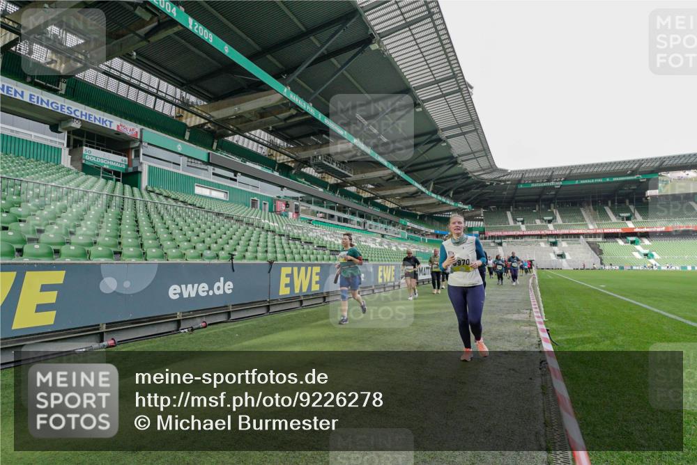 05.10.2025 - 20. swb-Marathon Bremen Michael Burmester http://msf.ph/oto/9226278 05.10.2025 10:45:04 Laufen im Stadion 7007, 7109, 7110, 8476, 9012, 9242, 9264, 9303, 9342, 9441, 9479, 9567, 9572, 9631, 9667, 9756, 9767, 9768, 9899, 9948, 9970, 10000, 10114, 10115, 10190, 10273, 10282, 10292, 10339, 10340, 10379, 10622, 10647, 10665, 10671, 10752, 10808, 10842, 10846, 10957, 10984, 11060, 11072, 11085, 11117, 11118, 11139, 11264, 11293, 11367, 11375, 11378, 11385, 11407, 11448, 11541, 11544, 11557, 11568, 11635, 8844, 9453, 9572, 10355, 10364, 11252, 11318, 11560 meine-sportfotos.de