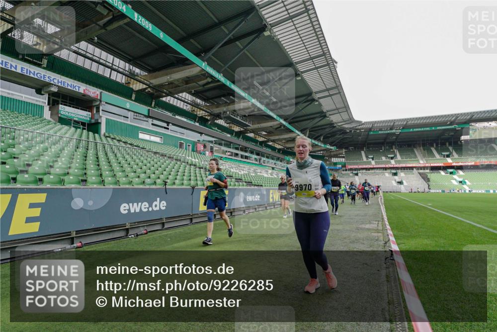 05.10.2025 - 20. swb-Marathon Bremen Michael Burmester http://msf.ph/oto/9226285 05.10.2025 10:45:04 Laufen im Stadion 7007, 7109, 7110, 8476, 9012, 9242, 9264, 9303, 9342, 9441, 9479, 9567, 9572, 9631, 9667, 9756, 9767, 9768, 9899, 9948, 9970, 10000, 10114, 10115, 10190, 10273, 10282, 10292, 10339, 10340, 10379, 10622, 10647, 10665, 10671, 10752, 10808, 10842, 10846, 10957, 10984, 11060, 11072, 11085, 11117, 11118, 11139, 11264, 11293, 11367, 11375, 11378, 11385, 11407, 11448, 11541, 11544, 11557, 11568, 11635, 8844, 9453, 9572, 10355, 10364, 11252, 11318, 11560 meine-sportfotos.de