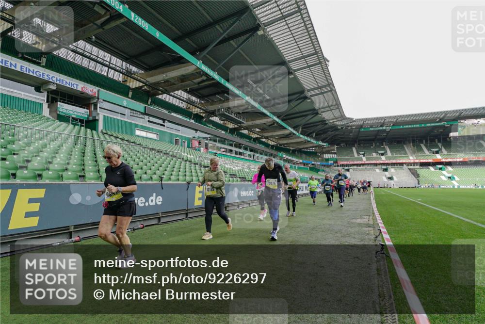 05.10.2025 - 20. swb-Marathon Bremen Michael Burmester http://msf.ph/oto/9226297 05.10.2025 10:45:08 Laufen im Stadion 7007, 7109, 7110, 8476, 9012, 9242, 9264, 9303, 9342, 9441, 9567, 9631, 9756, 9767, 9768, 9899, 9948, 9970, 10000, 10114, 10115, 10190, 10273, 10282, 10292, 10339, 10340, 10379, 10622, 10647, 10671, 10752, 10808, 10842, 10846, 10957, 11060, 11085, 11117, 11118, 11139, 11264, 11293, 11367, 11375, 11378, 11385, 11407, 11448, 11541, 11544, 11557, 8844, 9453, 9479, 9572, 9667, 10355, 10364, 10665, 10984, 11072, 11252, 11318, 11560 meine-sportfotos.de