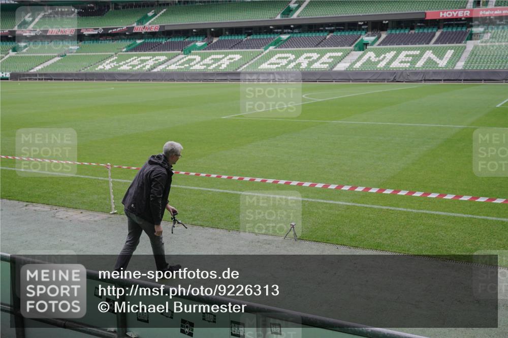 05.10.2025 - 20. swb-Marathon Bremen Michael Burmester http://msf.ph/oto/9226313 05.10.2025 10:09:11 Laufen im Stadion  meine-sportfotos.de