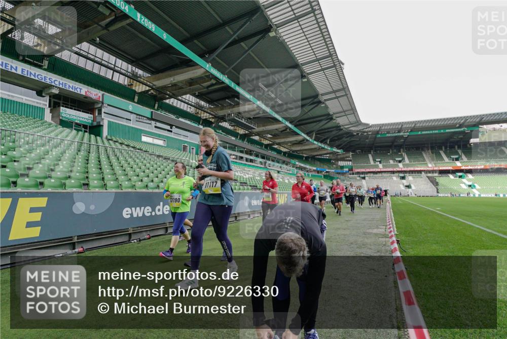 05.10.2025 - 20. swb-Marathon Bremen Michael Burmester http://msf.ph/oto/9226330 05.10.2025 10:45:13 Laufen im Stadion 7109, 7110, 8476, 9242, 9264, 9342, 9441, 9567, 9631, 9756, 9767, 9768, 9899, 9948, 9970, 10000, 10114, 10115, 10190, 10282, 10292, 10339, 10340, 10379, 10622, 10647, 10671, 10728, 10752, 10808, 10842, 10846, 10957, 11060, 11085, 11117, 11118, 11139, 11264, 11293, 11367, 11375, 11378, 11407, 11541, 11557, 7007, 8844, 9012, 9303, 9479, 9572, 9667, 10273, 10355, 10364, 10665, 10984, 11072, 11252, 11385, 11448, 11544 meine-sportfotos.de