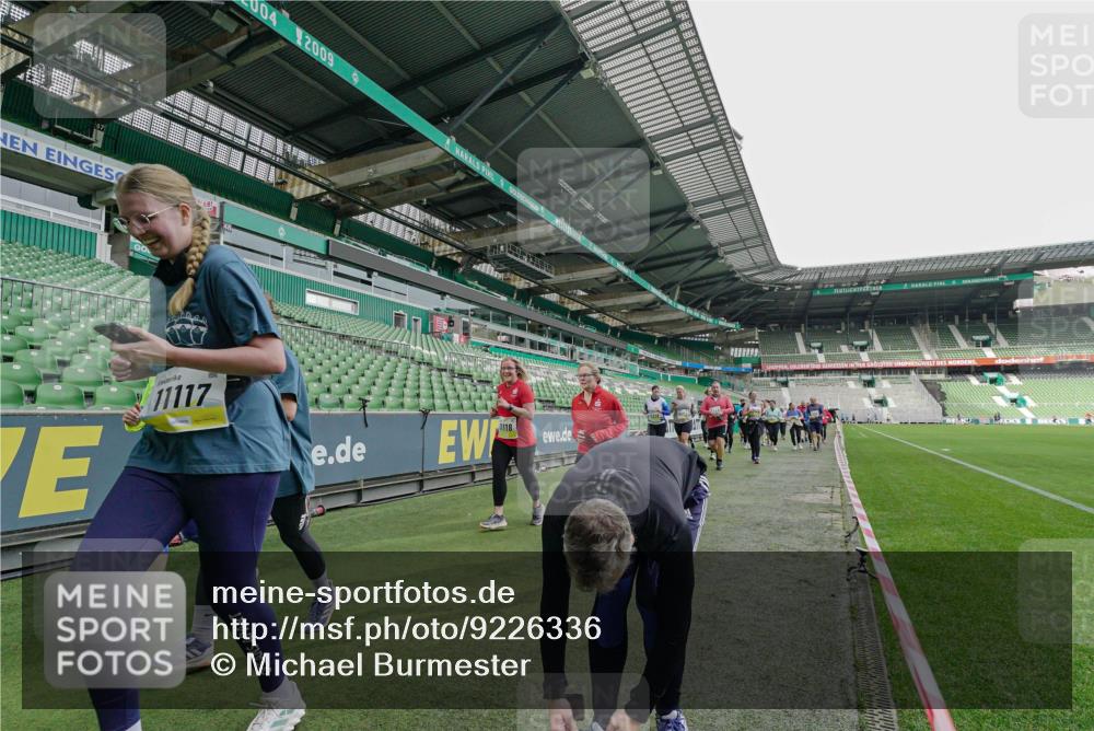 05.10.2025 - 20. swb-Marathon Bremen Michael Burmester http://msf.ph/oto/9226336 05.10.2025 10:45:14 Laufen im Stadion 7109, 7110, 8476, 9242, 9264, 9342, 9441, 9567, 9631, 9756, 9767, 9768, 9899, 9948, 9970, 10000, 10114, 10115, 10190, 10282, 10292, 10339, 10340, 10379, 10622, 10647, 10671, 10728, 10752, 10808, 10842, 10846, 10957, 11060, 11085, 11117, 11118, 11139, 11264, 11293, 11367, 11375, 11378, 11407, 11541, 11557, 7007, 8844, 9012, 9303, 9479, 9572, 9667, 10273, 10364, 10665, 10984, 11072, 11252, 11385, 11448, 11544 meine-sportfotos.de