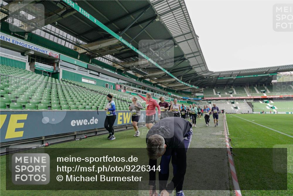 05.10.2025 - 20. swb-Marathon Bremen Michael Burmester http://msf.ph/oto/9226344 05.10.2025 10:45:17 Laufen im Stadion 7109, 7110, 8476, 9203, 9242, 9264, 9342, 9441, 9567, 9756, 9767, 9768, 9899, 9948, 9970, 10000, 10114, 10115, 10186, 10190, 10282, 10292, 10339, 10340, 10379, 10472, 10602, 10622, 10647, 10671, 10728, 10752, 10808, 10842, 10846, 10957, 11060, 11085, 11117, 11118, 11139, 11264, 11293, 11367, 11375, 11378, 11407, 11541, 11557, 7007, 8844, 9012, 9303, 9479, 9572, 9631, 9667, 10273, 10665, 10984, 11072, 11252, 11385, 11448, 11544 meine-sportfotos.de