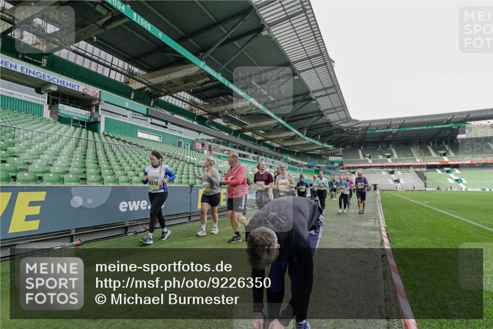 05.10.2025 - 20. swb-Marathon Bremen Michael Burmester http://msf.ph/oto/9226350 05.10.2025 10:45:18 Laufen im Stadion 7109, 7110, 8476, 9203, 9242, 9264, 9342, 9441, 9567, 9756, 9767, 9768, 9899, 9948, 9970, 10000, 10114, 10115, 10186, 10190, 10282, 10292, 10339, 10340, 10379, 10472, 10602, 10622, 10647, 10671, 10728, 10752, 10808, 10842, 10846, 10957, 11060, 11085, 11117, 11118, 11139, 11264, 11293, 11367, 11375, 11378, 11407, 11541, 11557, 7007, 8844, 9012, 9303, 9479, 9572, 9631, 9667, 10273, 10665, 10984, 11072, 11252, 11385, 11448, 11544 meine-sportfotos.de