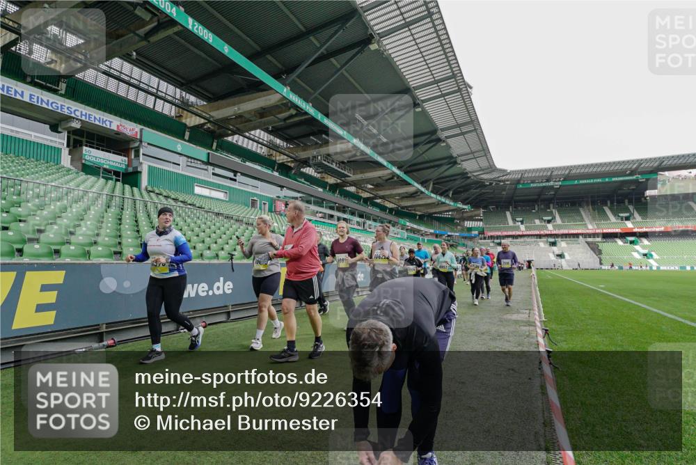 05.10.2025 - 20. swb-Marathon Bremen Michael Burmester http://msf.ph/oto/9226354 05.10.2025 10:45:18 Laufen im Stadion 7109, 7110, 8476, 9203, 9242, 9264, 9342, 9441, 9567, 9756, 9767, 9768, 9899, 9948, 9970, 10000, 10114, 10115, 10186, 10190, 10282, 10292, 10339, 10340, 10379, 10472, 10602, 10622, 10647, 10671, 10728, 10752, 10808, 10842, 10846, 10957, 11060, 11085, 11117, 11118, 11139, 11264, 11293, 11367, 11375, 11378, 11407, 11541, 11557, 7007, 8844, 9012, 9303, 9479, 9572, 9631, 9667, 10273, 10665, 10984, 11072, 11252, 11385, 11448, 11544 meine-sportfotos.de