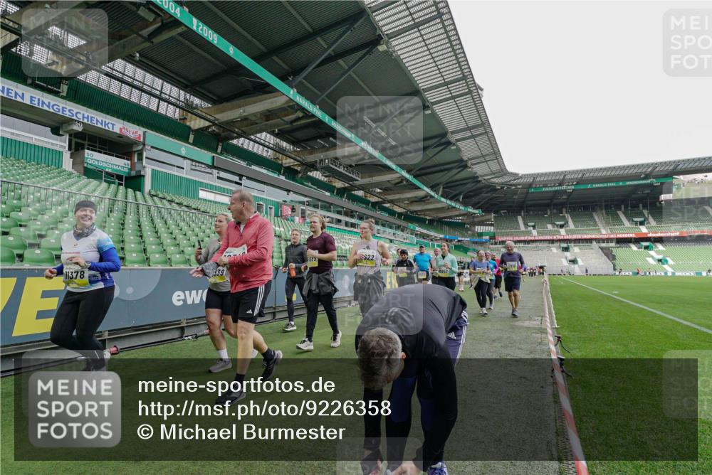 05.10.2025 - 20. swb-Marathon Bremen Michael Burmester http://msf.ph/oto/9226358 05.10.2025 10:45:19 Laufen im Stadion 7109, 7110, 8476, 9203, 9242, 9264, 9342, 9441, 9567, 9756, 9767, 9768, 9899, 9948, 9970, 10000, 10114, 10115, 10186, 10190, 10282, 10292, 10339, 10340, 10379, 10472, 10602, 10622, 10647, 10671, 10728, 10752, 10808, 10842, 10846, 10957, 11060, 11085, 11117, 11118, 11139, 11264, 11293, 11367, 11375, 11378, 11407, 11541, 11557, 7007, 8844, 9012, 9303, 9479, 9572, 9631, 9667, 10273, 10665, 10984, 11072, 11252, 11293, 11385, 11448, 11544 meine-sportfotos.de