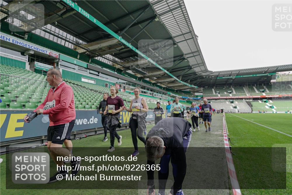 05.10.2025 - 20. swb-Marathon Bremen Michael Burmester http://msf.ph/oto/9226365 05.10.2025 10:45:19 Laufen im Stadion 7109, 7110, 8476, 9203, 9242, 9264, 9342, 9441, 9567, 9756, 9767, 9768, 9899, 9948, 9970, 10000, 10114, 10115, 10186, 10190, 10282, 10292, 10339, 10340, 10379, 10472, 10602, 10622, 10647, 10671, 10728, 10752, 10808, 10842, 10846, 10957, 11060, 11085, 11117, 11118, 11139, 11264, 11293, 11367, 11375, 11378, 11407, 11541, 11557, 7007, 8844, 9012, 9303, 9479, 9572, 9631, 9667, 10273, 10665, 10984, 11072, 11252, 11293, 11385, 11448, 11544 meine-sportfotos.de
