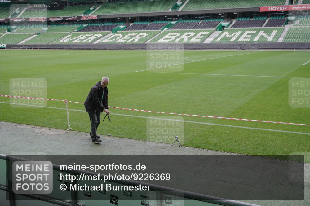 05.10.2025 - 20. swb-Marathon Bremen Michael Burmester http://msf.ph/oto/9226369 05.10.2025 10:09:18 Laufen im Stadion  meine-sportfotos.de
