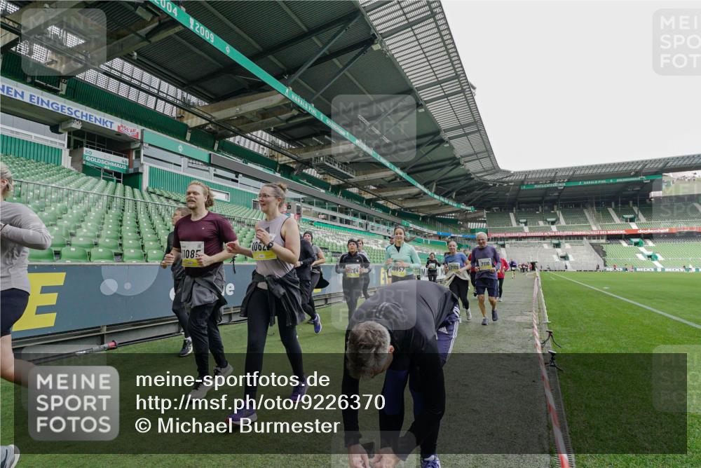 05.10.2025 - 20. swb-Marathon Bremen Michael Burmester http://msf.ph/oto/9226370 05.10.2025 10:45:20 Laufen im Stadion 7109, 7110, 8476, 9203, 9242, 9264, 9342, 9441, 9567, 9756, 9767, 9768, 9899, 9948, 9970, 10000, 10114, 10115, 10186, 10190, 10282, 10292, 10339, 10340, 10379, 10472, 10602, 10622, 10647, 10671, 10728, 10752, 10808, 10842, 10846, 10957, 11060, 11085, 11117, 11118, 11139, 11264, 11367, 11375, 11378, 11407, 11541, 11557, 7007, 9012, 9303, 9479, 9572, 9631, 9667, 10273, 10665, 10984, 11072, 11252, 11293, 11385, 11448, 11544 meine-sportfotos.de