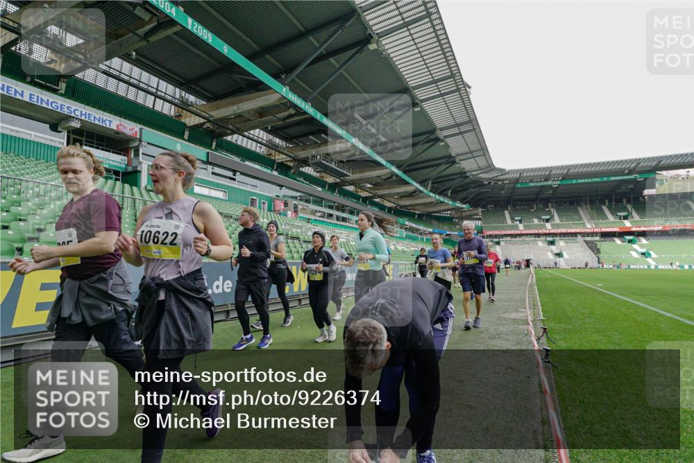 05.10.2025 - 20. swb-Marathon Bremen Michael Burmester http://msf.ph/oto/9226374 05.10.2025 10:45:21 Laufen im Stadion 7109, 7110, 8476, 9203, 9242, 9264, 9342, 9441, 9567, 9756, 9767, 9768, 9899, 9948, 9970, 10000, 10114, 10115, 10186, 10190, 10201, 10282, 10292, 10339, 10340, 10379, 10472, 10602, 10622, 10647, 10671, 10728, 10752, 10808, 10842, 10846, 10957, 11060, 11085, 11117, 11118, 11139, 11264, 11367, 11375, 11378, 11407, 11541, 11557, 7007, 9012, 9303, 9479, 9572, 9631, 9667, 10273, 10665, 10984, 11072, 11293, 11385, 11448, 11544 meine-sportfotos.de