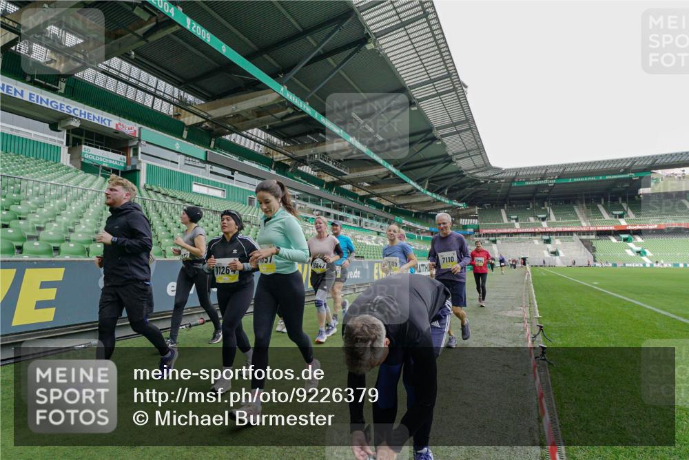 05.10.2025 - 20. swb-Marathon Bremen Michael Burmester http://msf.ph/oto/9226379 05.10.2025 10:45:21 Laufen im Stadion 7109, 7110, 8476, 9203, 9242, 9264, 9342, 9441, 9567, 9756, 9767, 9768, 9899, 9948, 9970, 10000, 10114, 10115, 10186, 10190, 10201, 10282, 10292, 10339, 10340, 10379, 10472, 10602, 10622, 10647, 10671, 10728, 10752, 10808, 10842, 10846, 10957, 11060, 11085, 11117, 11118, 11139, 11264, 11367, 11375, 11378, 11407, 11541, 11557, 7007, 9012, 9303, 9479, 9572, 9631, 9667, 10273, 10665, 10984, 11072, 11293, 11385, 11448, 11544 meine-sportfotos.de