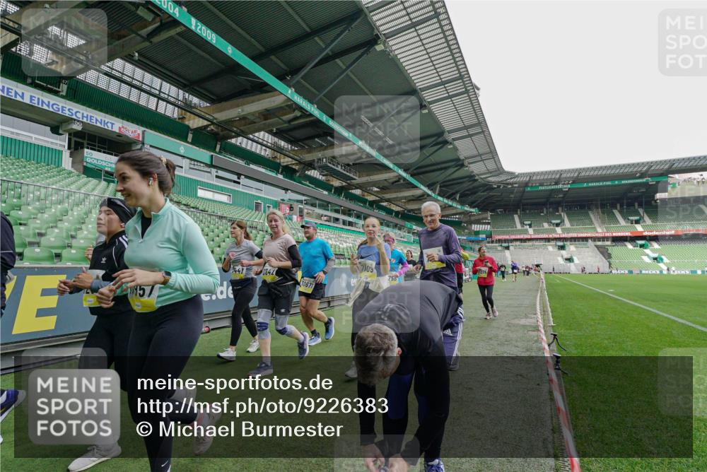 05.10.2025 - 20. swb-Marathon Bremen Michael Burmester http://msf.ph/oto/9226383 05.10.2025 10:45:22 Laufen im Stadion 7109, 7110, 8476, 9203, 9242, 9264, 9342, 9441, 9567, 9756, 9767, 9768, 9899, 9948, 9970, 10000, 10114, 10115, 10186, 10190, 10201, 10282, 10292, 10339, 10340, 10379, 10472, 10602, 10622, 10647, 10671, 10728, 10752, 10808, 10842, 10846, 10957, 11060, 11085, 11117, 11118, 11139, 11264, 11367, 11375, 11378, 11407, 11541, 11557, 7007, 9012, 9303, 9479, 9572, 9631, 9667, 10273, 10665, 10984, 11072, 11293, 11385, 11448, 11544 meine-sportfotos.de