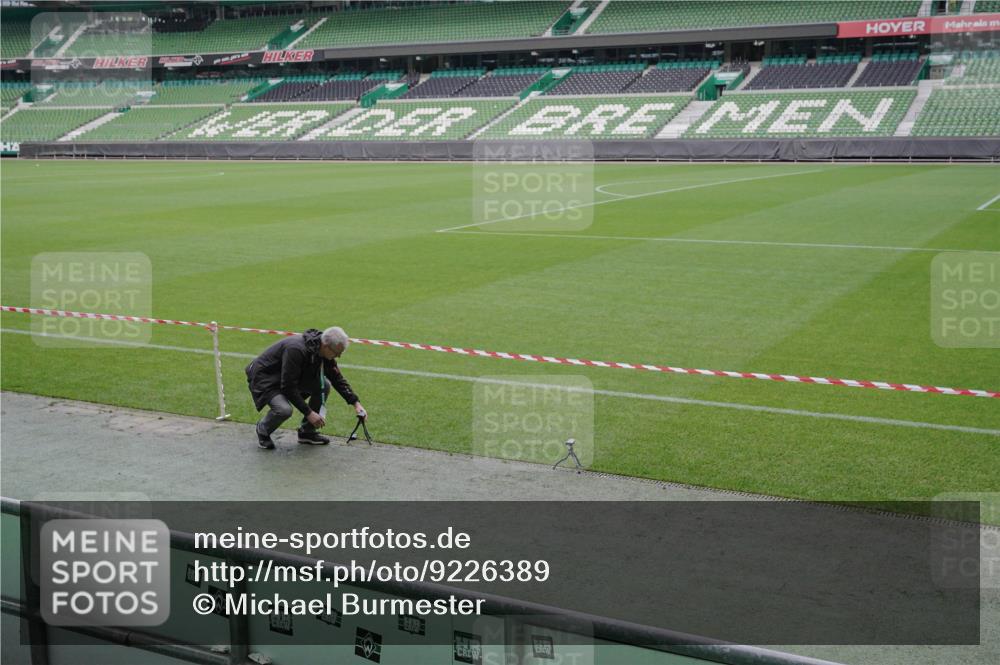 05.10.2025 - 20. swb-Marathon Bremen Michael Burmester http://msf.ph/oto/9226389 05.10.2025 10:09:19 Laufen im Stadion  meine-sportfotos.de