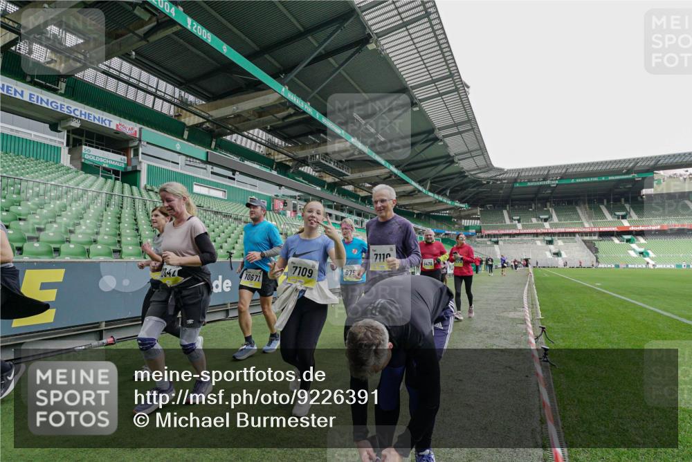 05.10.2025 - 20. swb-Marathon Bremen Michael Burmester http://msf.ph/oto/9226391 05.10.2025 10:45:22 Laufen im Stadion 7109, 7110, 8476, 9203, 9242, 9264, 9342, 9441, 9567, 9756, 9767, 9768, 9899, 9948, 9970, 10000, 10114, 10115, 10186, 10190, 10201, 10282, 10292, 10339, 10340, 10379, 10472, 10602, 10622, 10647, 10671, 10728, 10752, 10808, 10842, 10846, 10957, 11060, 11085, 11117, 11118, 11139, 11264, 11367, 11375, 11378, 11407, 11541, 11557, 7007, 9012, 9303, 9479, 9572, 9631, 9667, 10273, 10665, 10984, 11072, 11293, 11385, 11448, 11544 meine-sportfotos.de